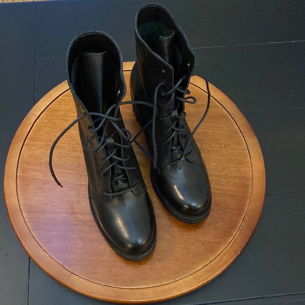 Frye Karen Combat Boots. NWT. 8.5